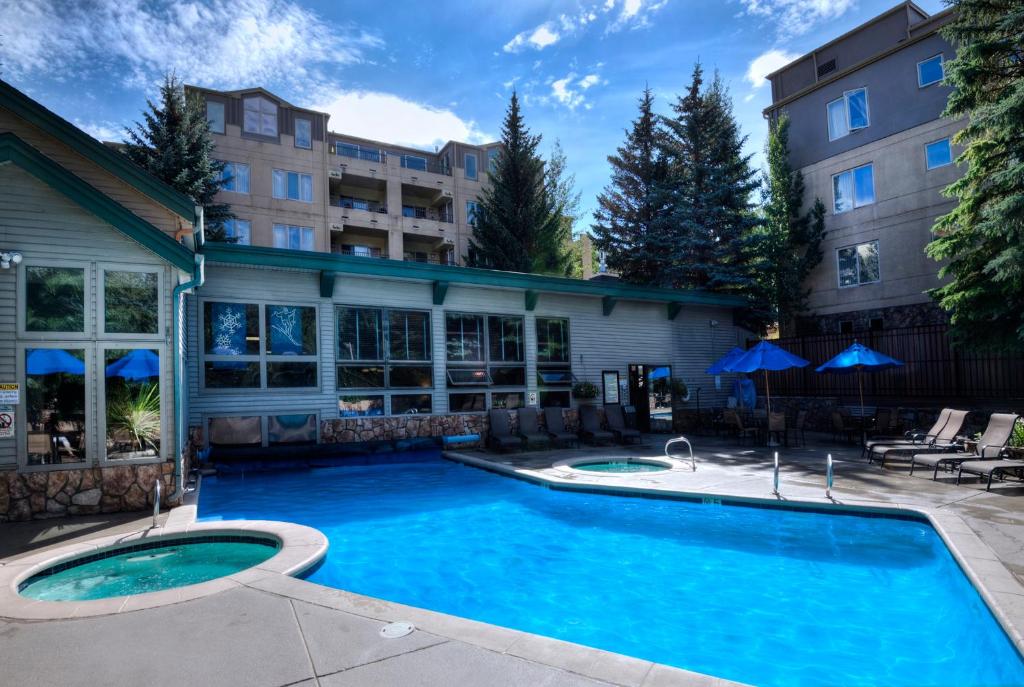 une grande piscine en face d'un bâtiment dans l'établissement Falcon Point, à Avon