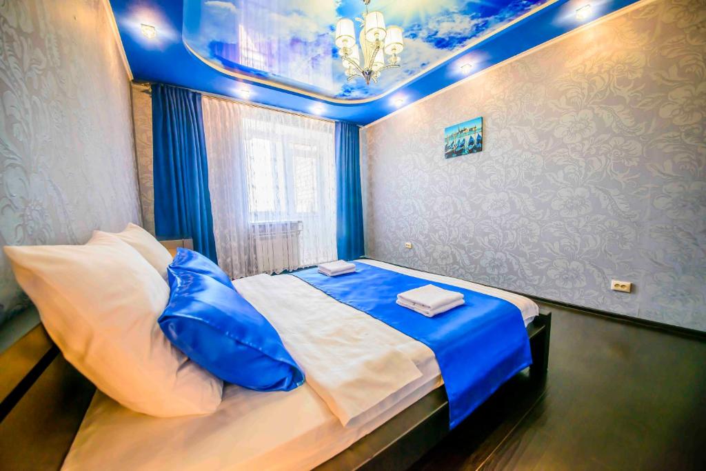- une chambre avec un lit bleu et blanc au plafond dans l'établissement Five Stars Blue Sky, à Sourgout