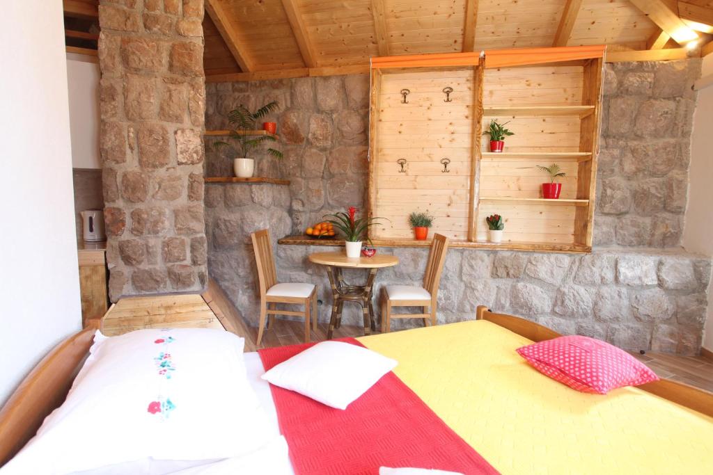een kamer met een bed en een tafel en stoelen bij Luxury Apartments in Dubrovnik