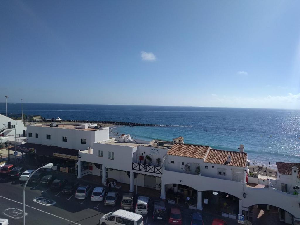 eine Luftansicht einer Stadt mit Meerblick in der Unterkunft Casa Laura Vivienda Vacacional in Los Cristianos