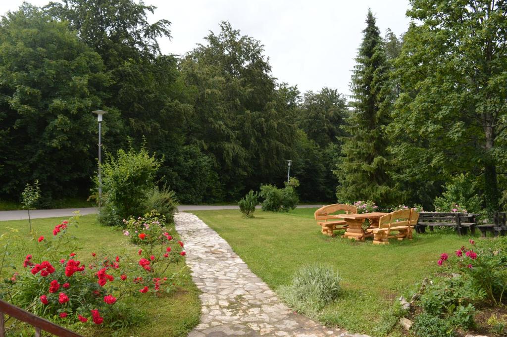 Vonkajšia záhrada v ubytovaní Up27 Suites Plitvice
