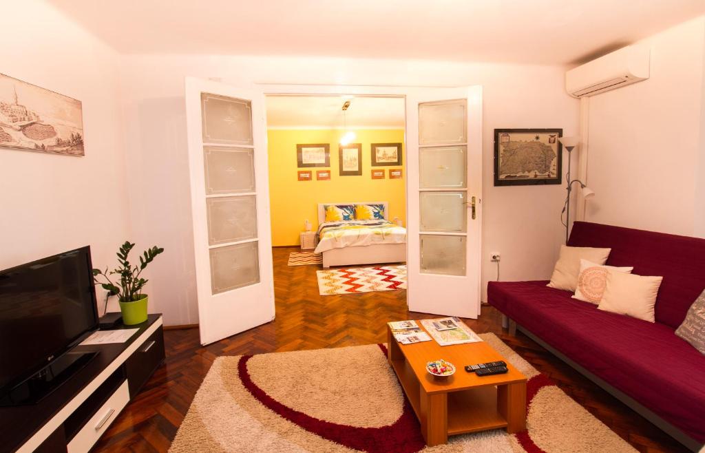 sala de estar con sofá y TV en B Apartments - Apartment Bastion en Timişoara