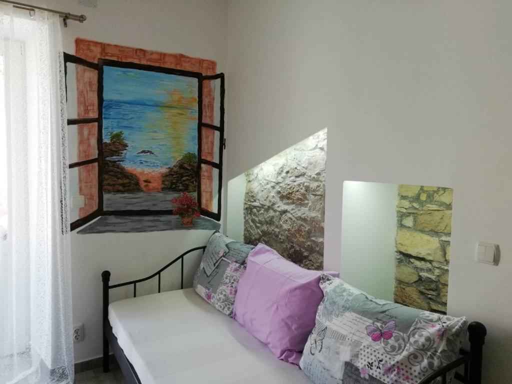 sala de estar con sofá y ventana en Punta en Pula