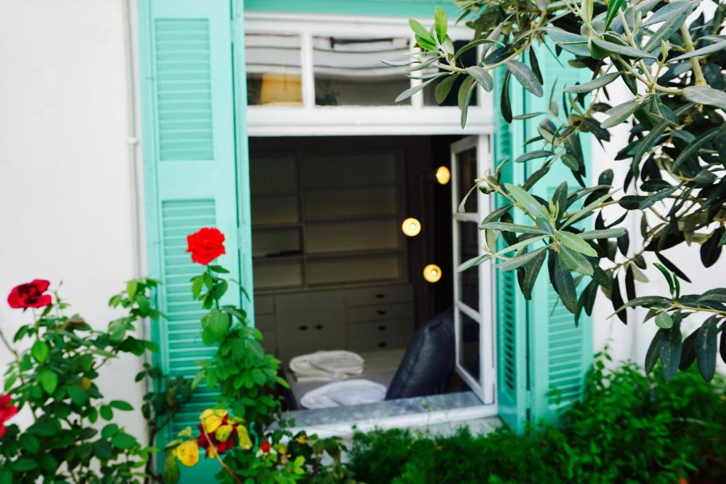 uma janela de uma casa com um reflexo nela em Crete Garden Apartments em Agios Nikolaos