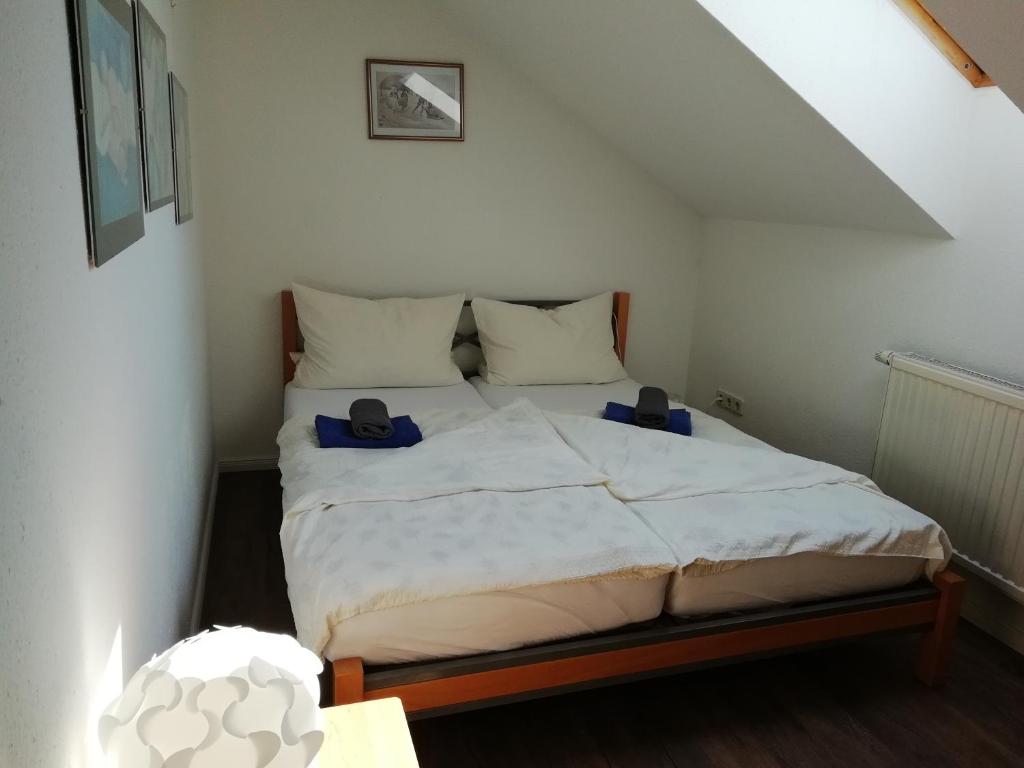 sypialnia z łóżkiem w pokoju w obiekcie Ferienwohnung am Torbogen Nr.3 w mieście Lübbenau
