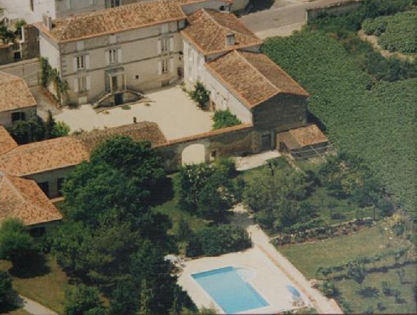 una vista aérea de una casa con piscina en Le Bonheur- Suite Cognac en Hiersac