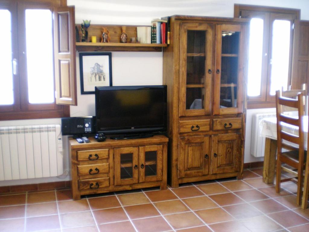 Televízia a/alebo spoločenská miestnosť v ubytovaní Apartamentos San Martin