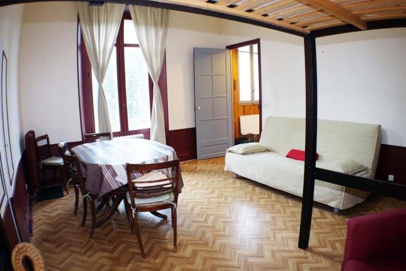 フォン・ロムー・オデイヨ・ヴィアにあるT2 Font-Romeu 50m2のベッドルーム1室(ベッド1台、テーブル、椅子付)