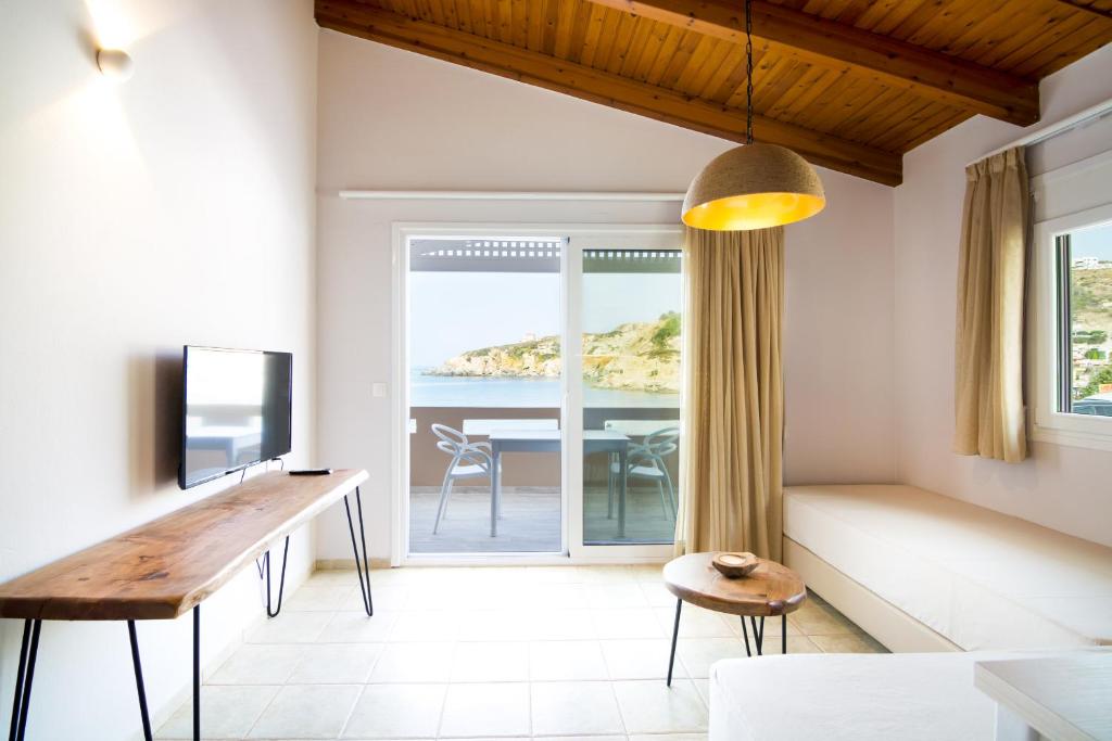 Beachfront Sunrise Apartments - Apartment
