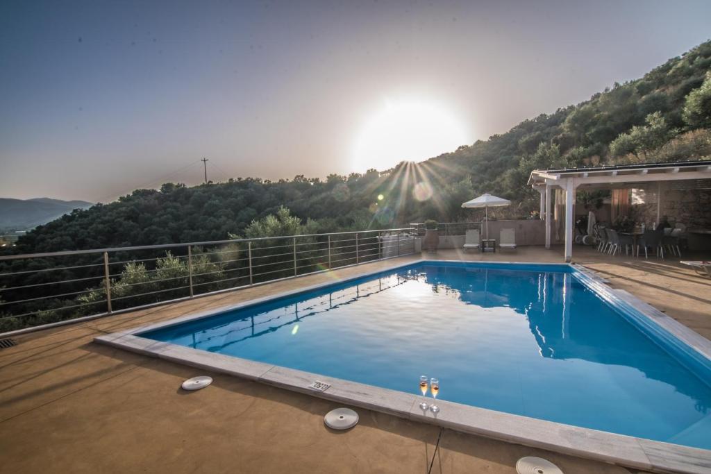 - une piscine avec vue sur la montagne dans l'établissement Aksos Suites Accessible Accommodation, à Ayiá