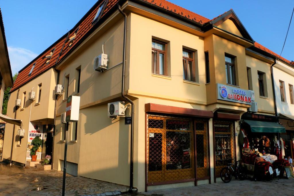 un bâtiment jaune sur le côté d'une rue dans l'établissement Hotel Old Konak, à Skopje