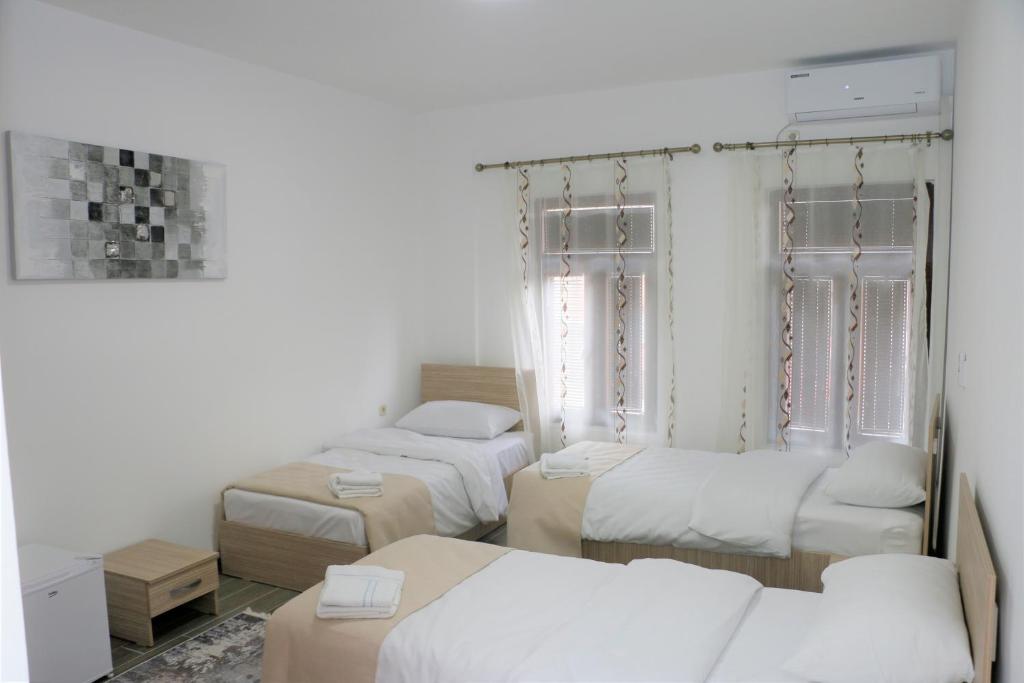 Postel nebo postele na pokoji v ubytování Hotel Old Konak