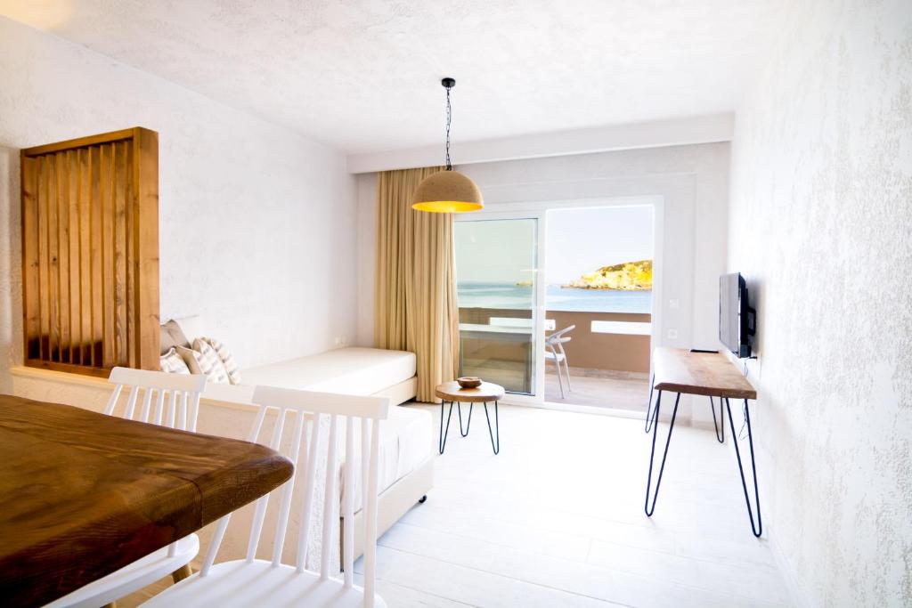 Beachfront Sunrise Apartments - Apartment