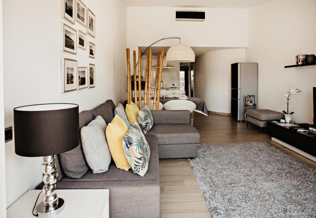 
a living room filled with furniture and a couch at Apartamentos Quinta do Lago in Quinta do Lago
