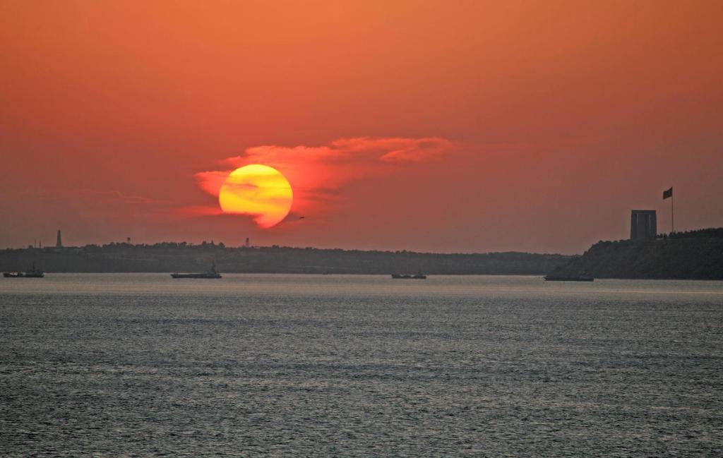 Východ nebo západ slunce při pohledu z hotelu nebo okolí