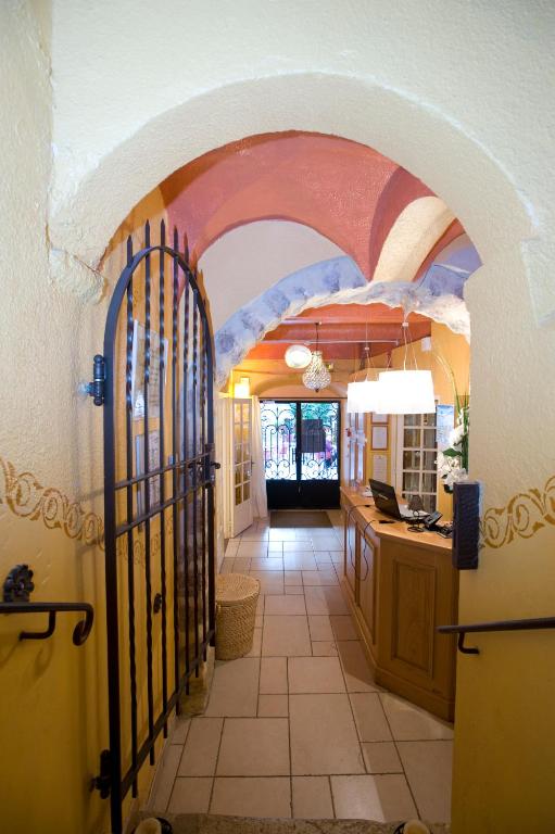 Кухня или мини-кухня в Le Vieux Château
