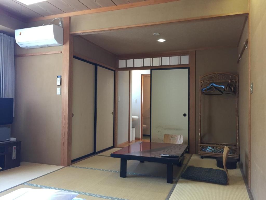 Una televisión o centro de entretenimiento en Daymaruya Ryokan