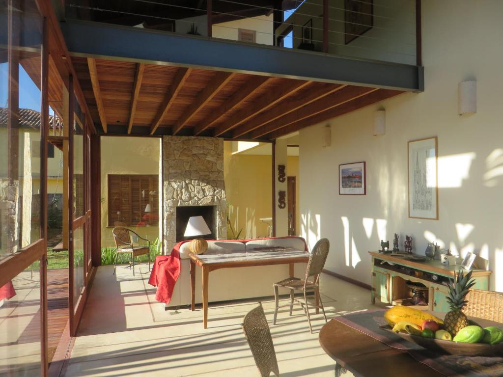 Casa Bon Voyage - Guesthouse في باراتي: غرفة معيشة مع طاولة ومدفأة