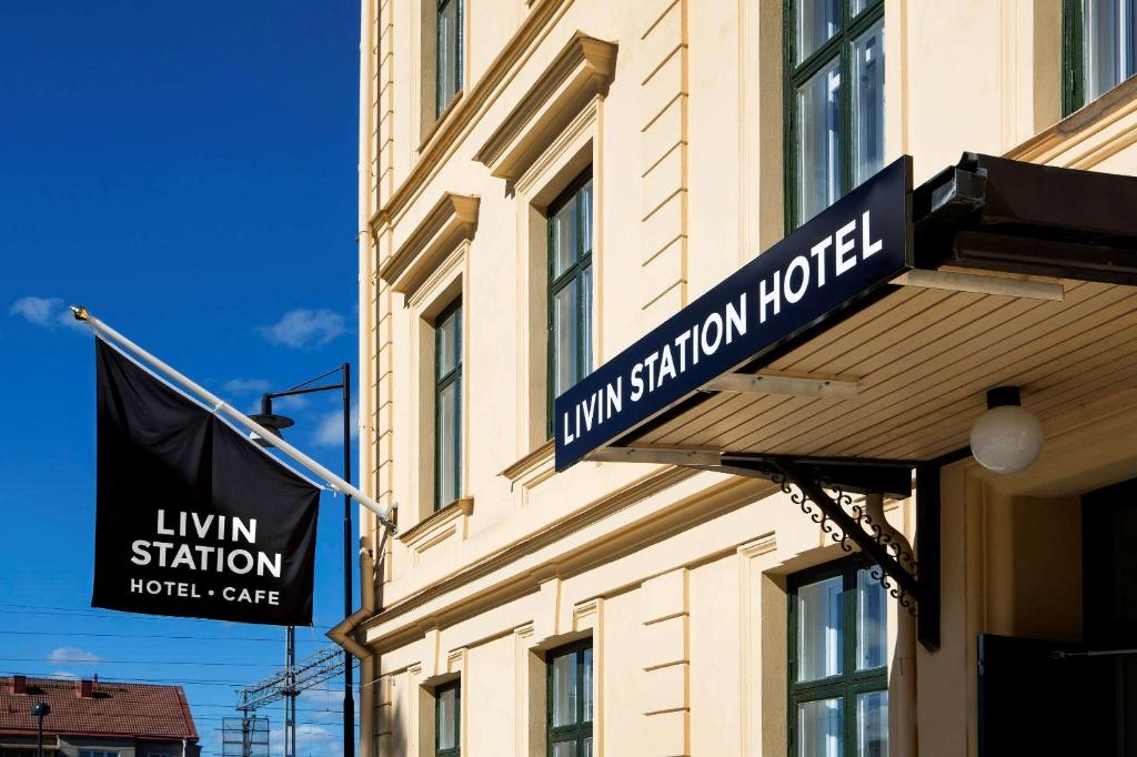 una señal para un hotel al lado de un edificio en Livin Station Hotel en Örebro