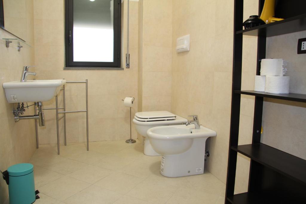 A bathroom at Urban Pop Bnb