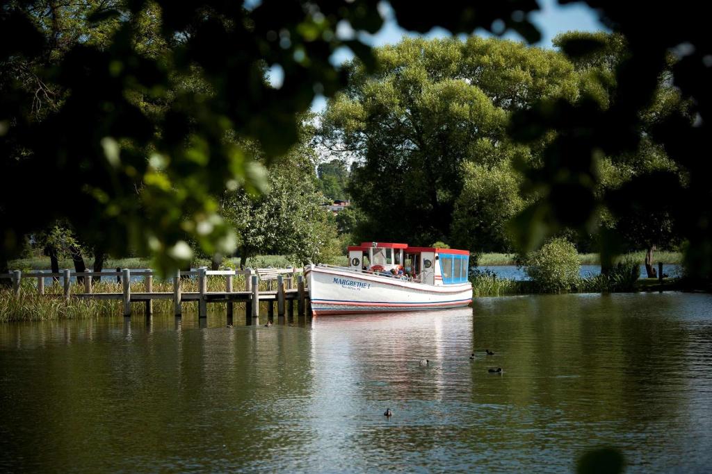 Výhled na řeku, která protéká v blízkosti hotelu
