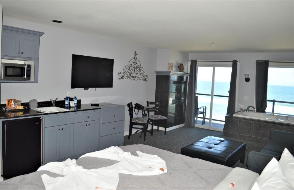 Kuchyň nebo kuchyňský kout v ubytování Starfish Manor Oceanfront Hotel