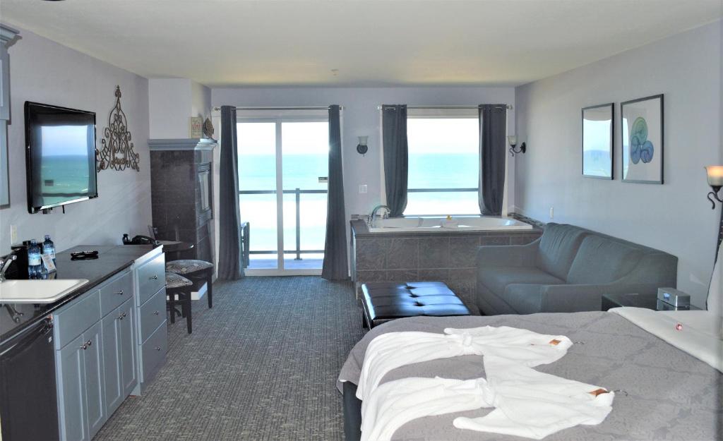 Postel nebo postele na pokoji v ubytování Starfish Manor Oceanfront Hotel