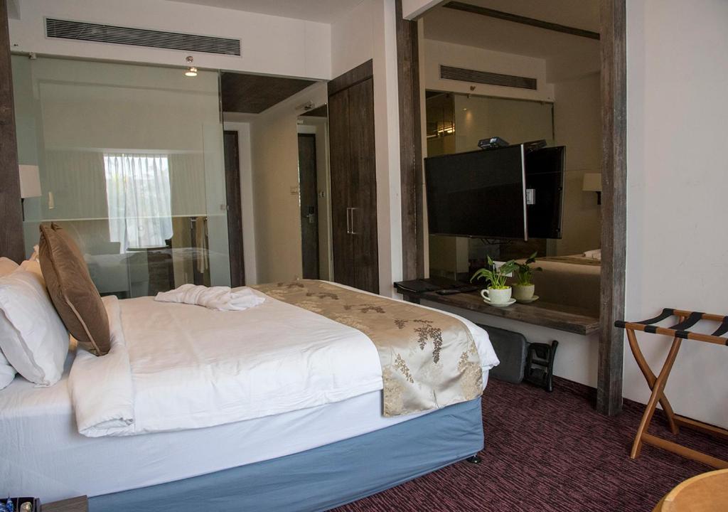 Postel nebo postele na pokoji v ubytování Regenta Central Hotel & Convention Centre Nagpur