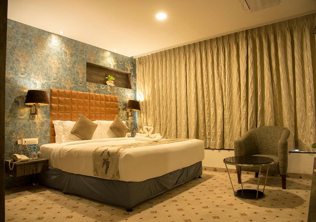 Postel nebo postele na pokoji v ubytování Regenta Central Hotel & Convention Centre Nagpur