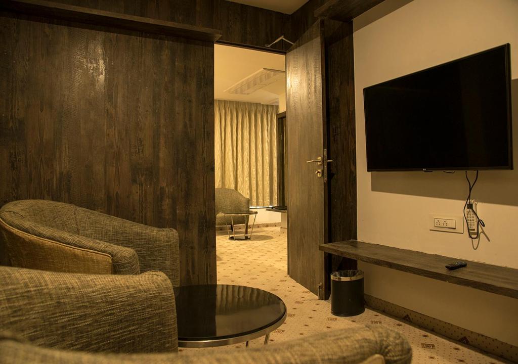 TV a/nebo společenská místnost v ubytování Regenta Central Hotel & Convention Centre Nagpur