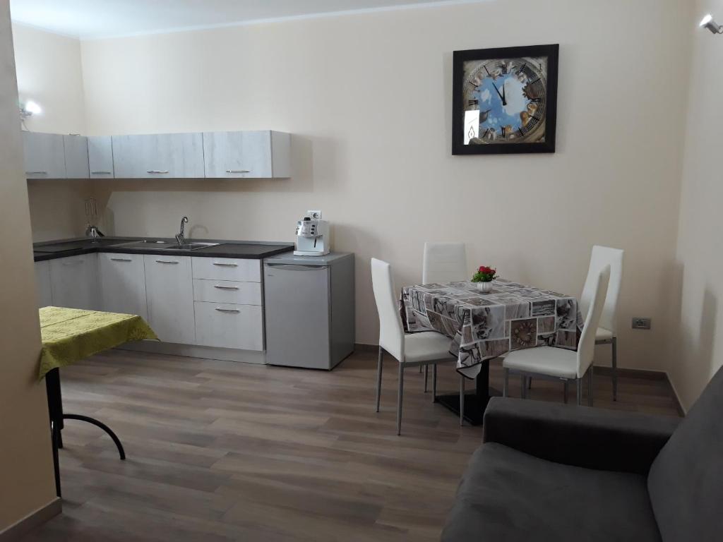 Kuchyňa alebo kuchynka v ubytovaní AF service b&b
