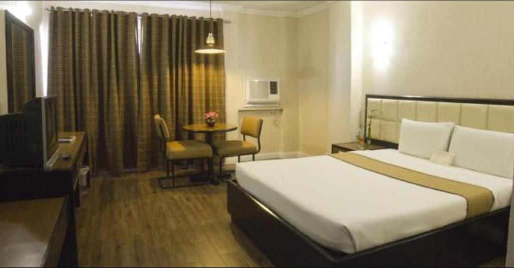 Postel nebo postele na pokoji v ubytování Rothman Hotel