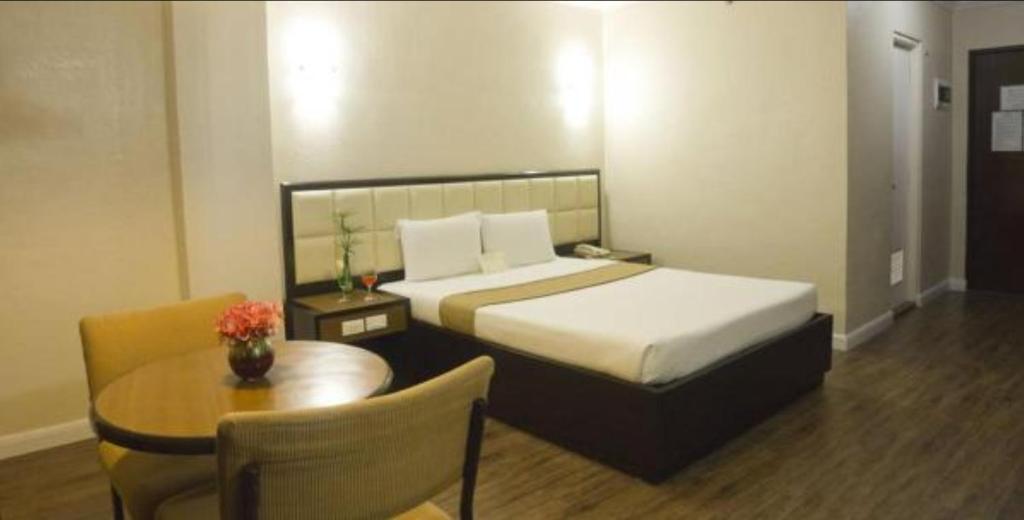 Postel nebo postele na pokoji v ubytování Rothman Hotel