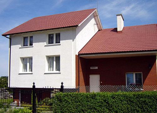 シャノジェンティにあるPokoje goscinne Krystynaの赤屋根白赤家屋敷