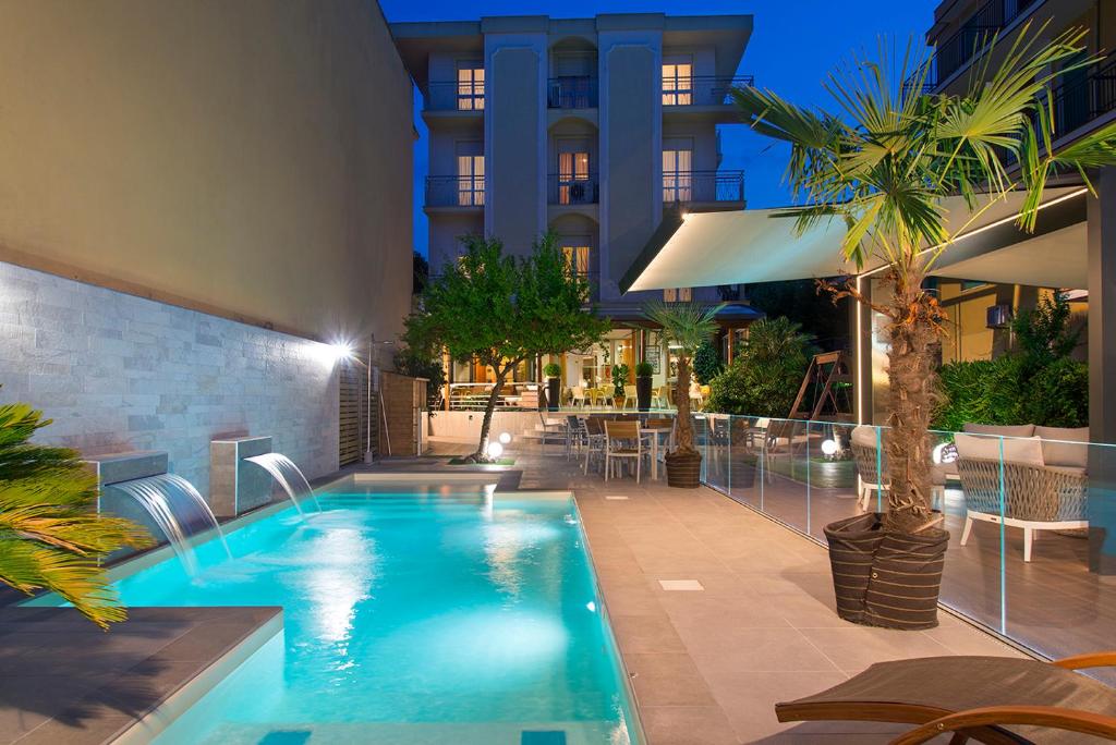 una piscina frente a un edificio en Hotel Olimpia, en Bellaria-Igea Marina