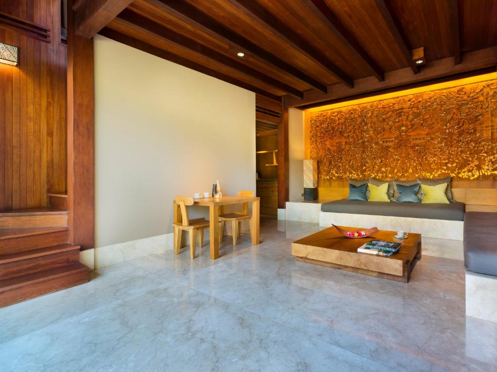 Posezení v ubytování Hoshinoya Bali