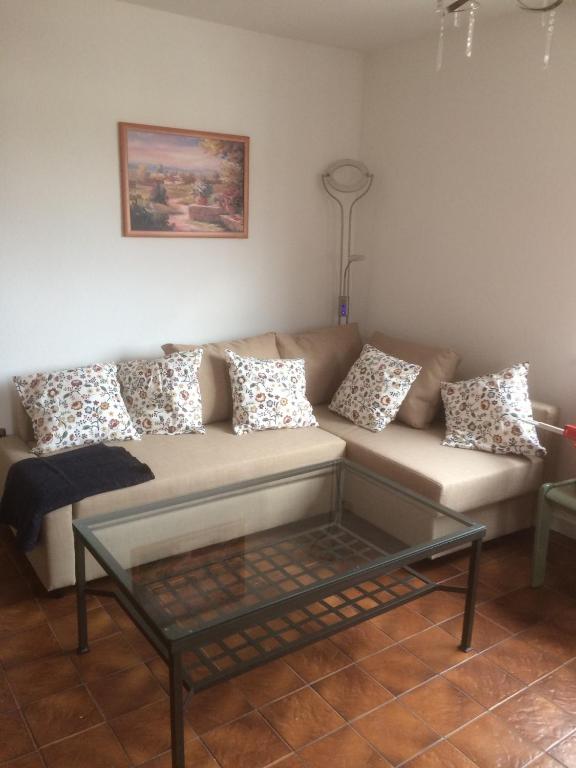Posezení v ubytování DG Rechts 108A 2 Zimmer Apartment Dachgeschoss