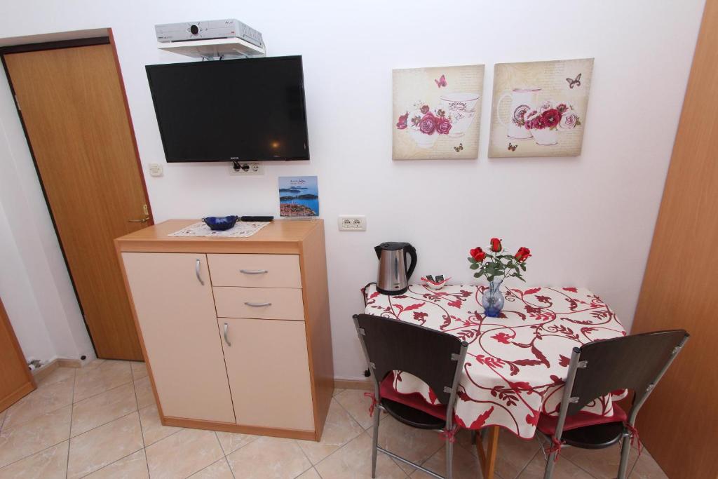 Kuchyň nebo kuchyňský kout v ubytování Room and Apartment Lea
