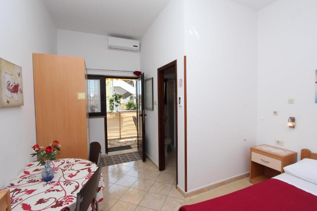 Postel nebo postele na pokoji v ubytování Room and Apartment Lea