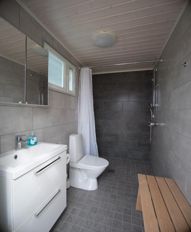 a bathroom with a toilet and a sink and a shower at Paimentupa in Kolinkylä