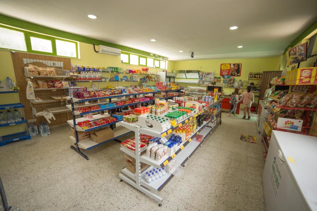 Supermarket alebo iný obchod pri kempingu alebo v okolí