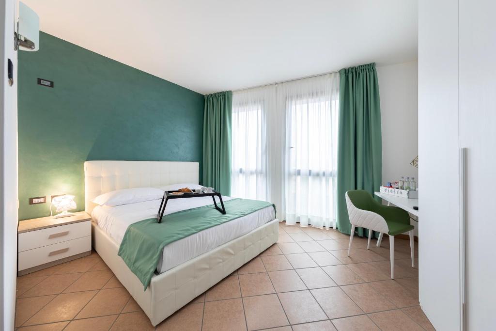 Postel nebo postele na pokoji v ubytování Lake Como Golf Hotel