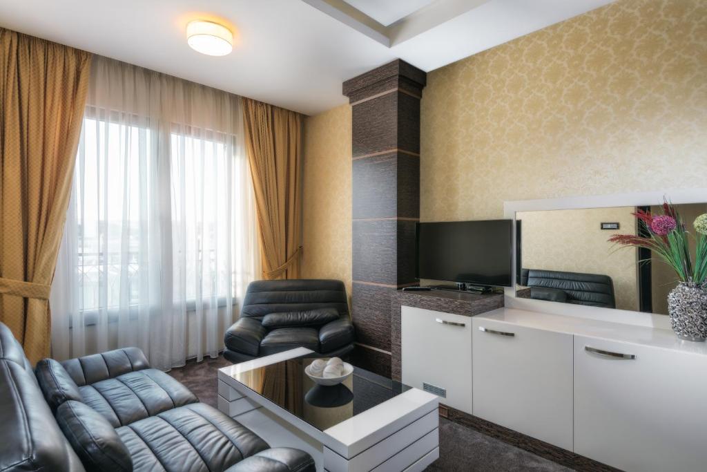 TV a/nebo společenská místnost v ubytování Amazona Hotel