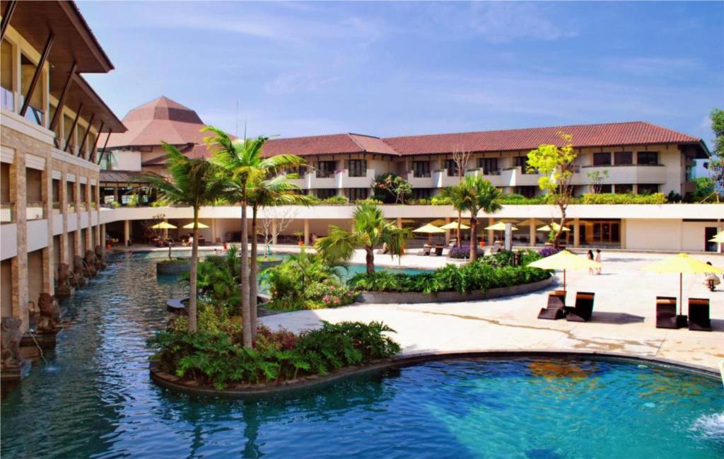Bazén v ubytování The Singhasari Resort Batu nebo v jeho okolí