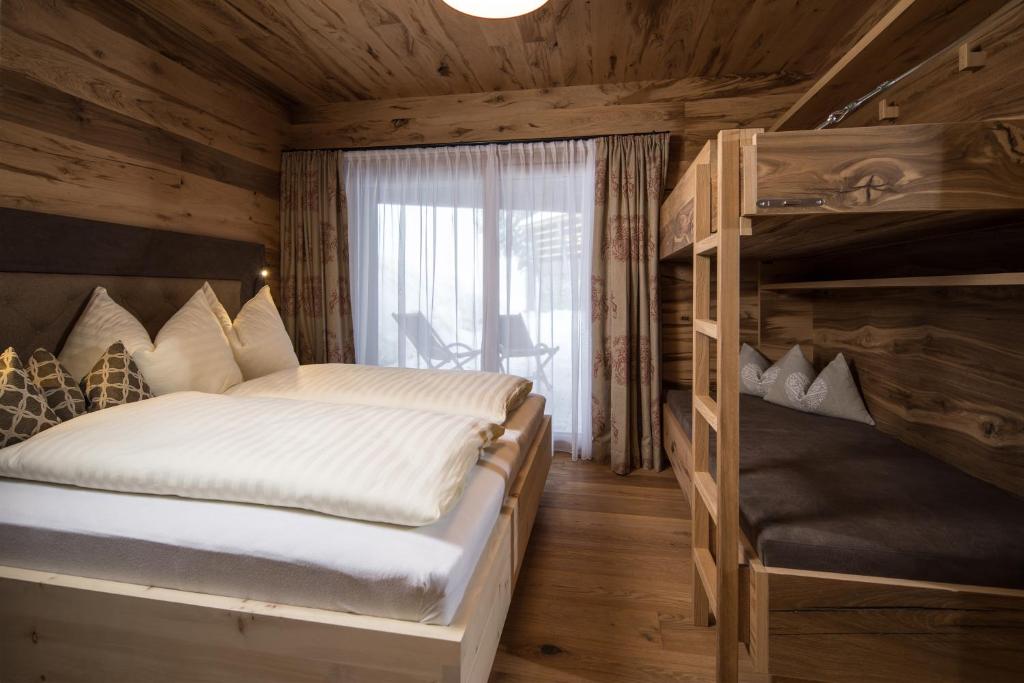 sypialnia z łóżkiem piętrowym w kabinie w obiekcie Stadl Lofts Plattenalm - Premiumchalets - Zillertal - Tirol - Salzburg w mieście Krimml