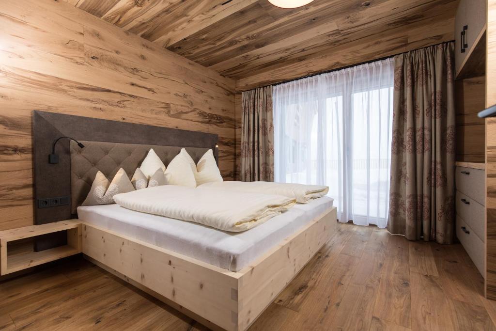 Łóżko lub łóżka w pokoju w obiekcie Stadl Lofts Plattenalm - Premiumchalets - Zillertal - Tirol - Salzburg