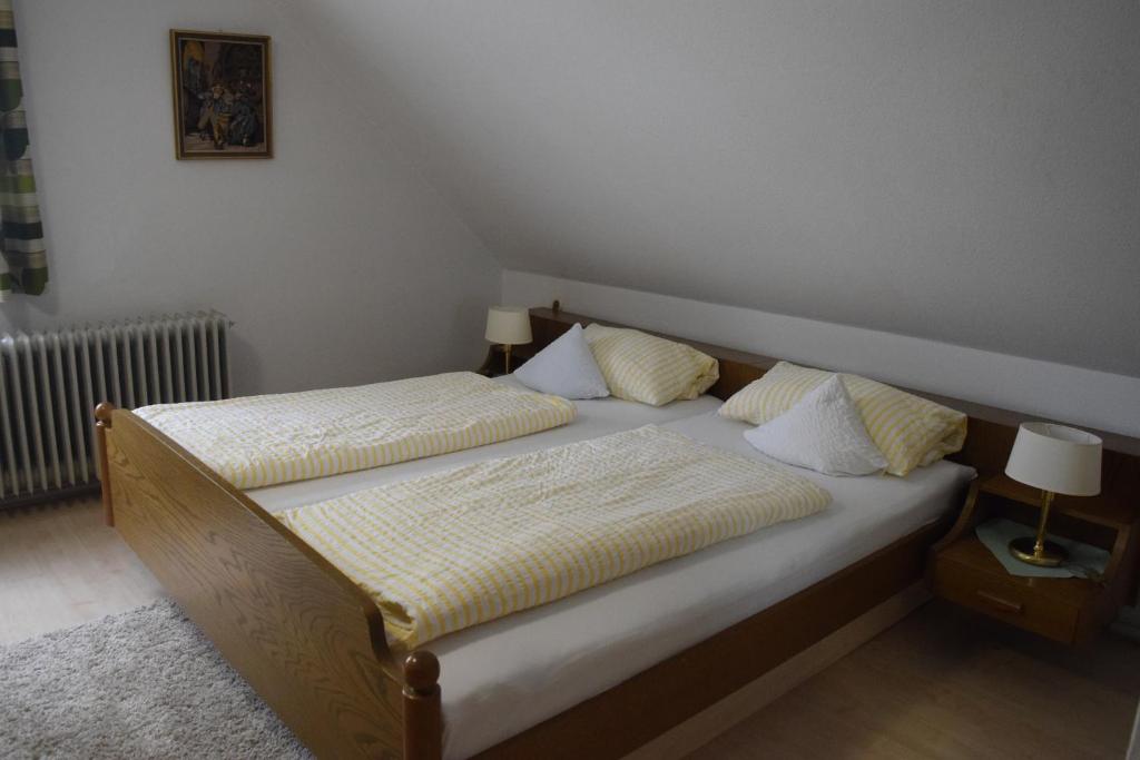 Postel nebo postele na pokoji v ubytování Gasthof zur Traube