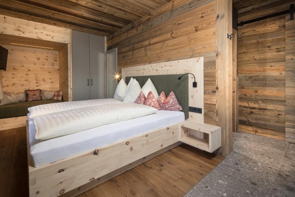 Łóżko lub łóżka w pokoju w obiekcie Stadl Lofts Plattenalm - Premiumchalets - Zillertal - Tirol - Salzburg
