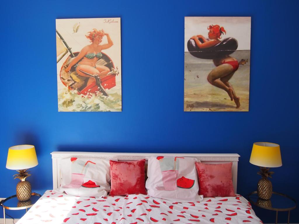Un dormitorio con una cama con una pared azul. en Apartament Wakacje i rowery gratis, en Ostróda