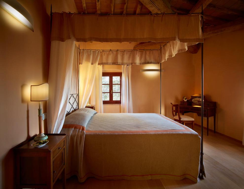 Postel nebo postele na pokoji v ubytování Relais Borgo Petrognano